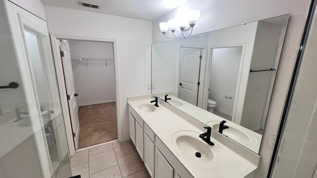 Building Photo - Beautiful Upgraded 3 Bedroom and 2 1/2 Bat...