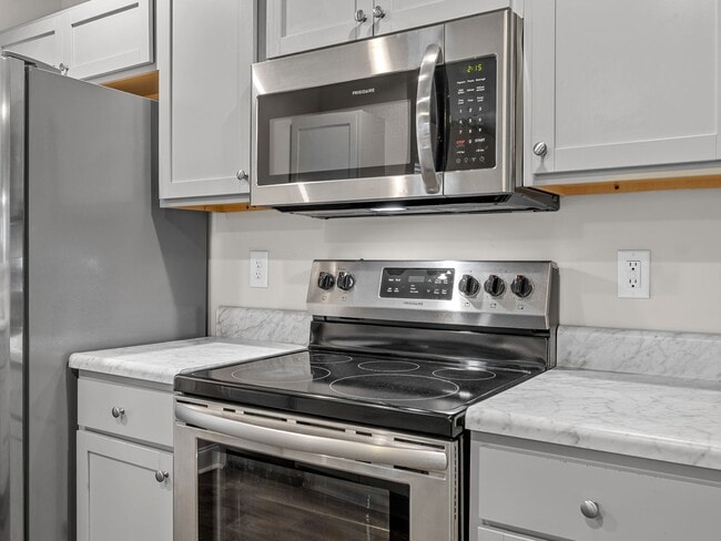 Building Photo - Charming two bedroom two and a half bathroom ready for you to call home!