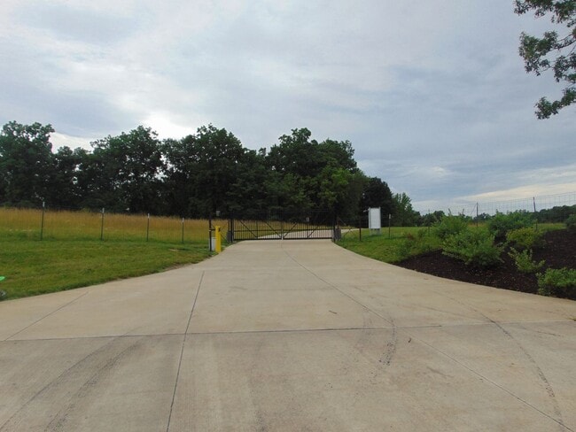 Building Photo - Amazing 3 Bed 2 Bath Country Home With Fab...