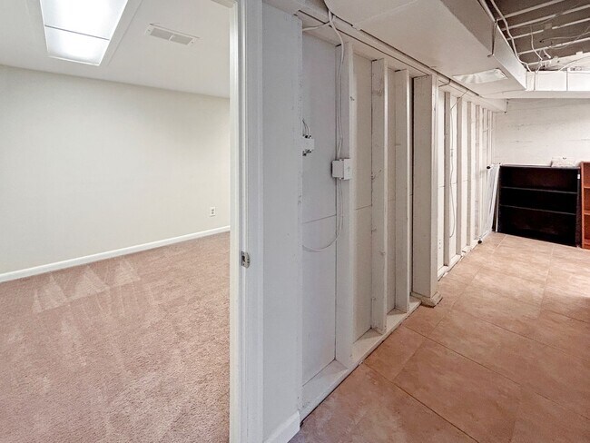 Building Photo - $0 DEPOSIT OPTION! UNIVERSITY PARK/DU, BEAUTIFUL RANCH HOME, 3 CAR GARAGE, HARDWOOD FLOORS, SOLAR...