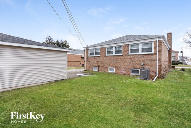 Building Photo - 1018 E 161st Pl