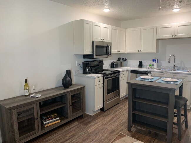 Building Photo - NEW LUXURY ONE BEDROOM APARTMENT FULLY FURNISHED