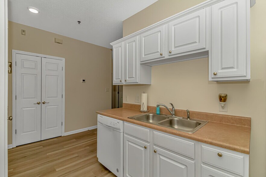 Building Photo - 2070 Cross Gate Blvd