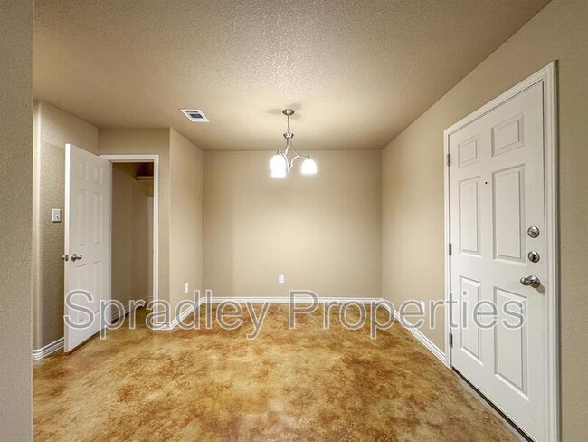 Building Photo - 1040B Edwards Dr