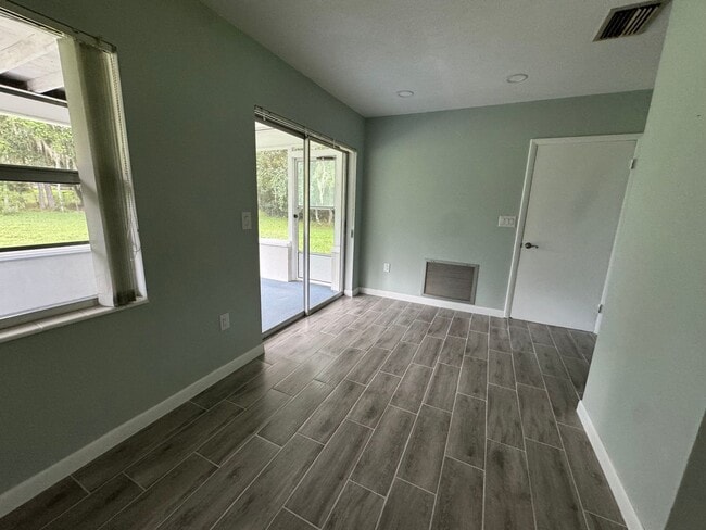 Building Photo - Adorable 2/1/1 nestled on an acre