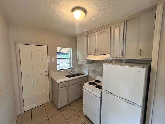 Building Photo - 517 E 5th St