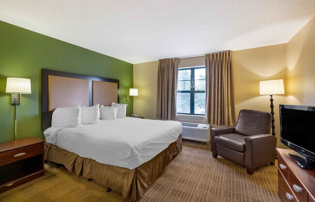Building Photo - Furnished Studio-Chicago - Naperville - West