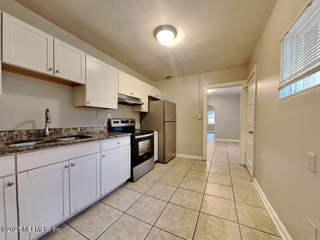 Primary Photo - 2598 Broadway Ave