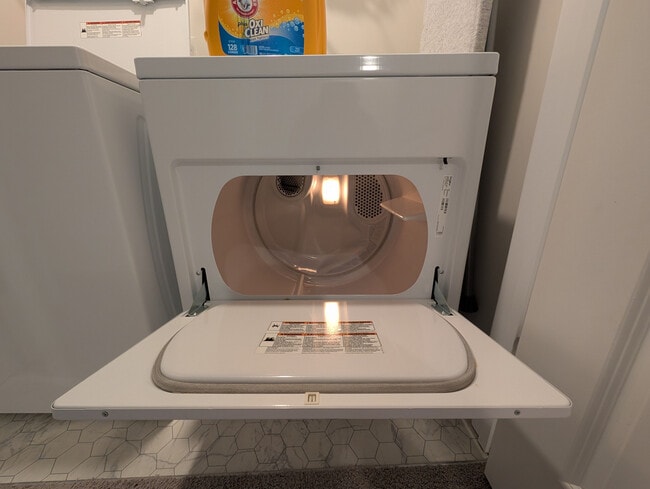 Building Photo - Room in Apartment on North Mills Rd