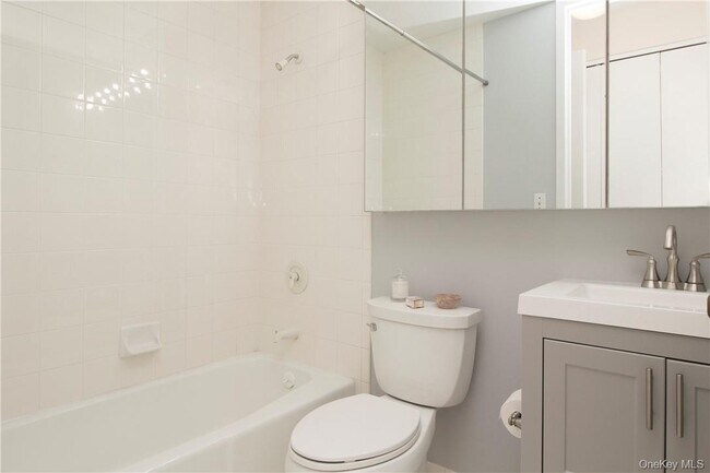 Building Photo - 35 N Chatsworth Ave