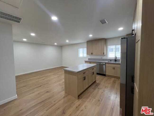Building Photo - 4852 Topanga Canyon Blvd