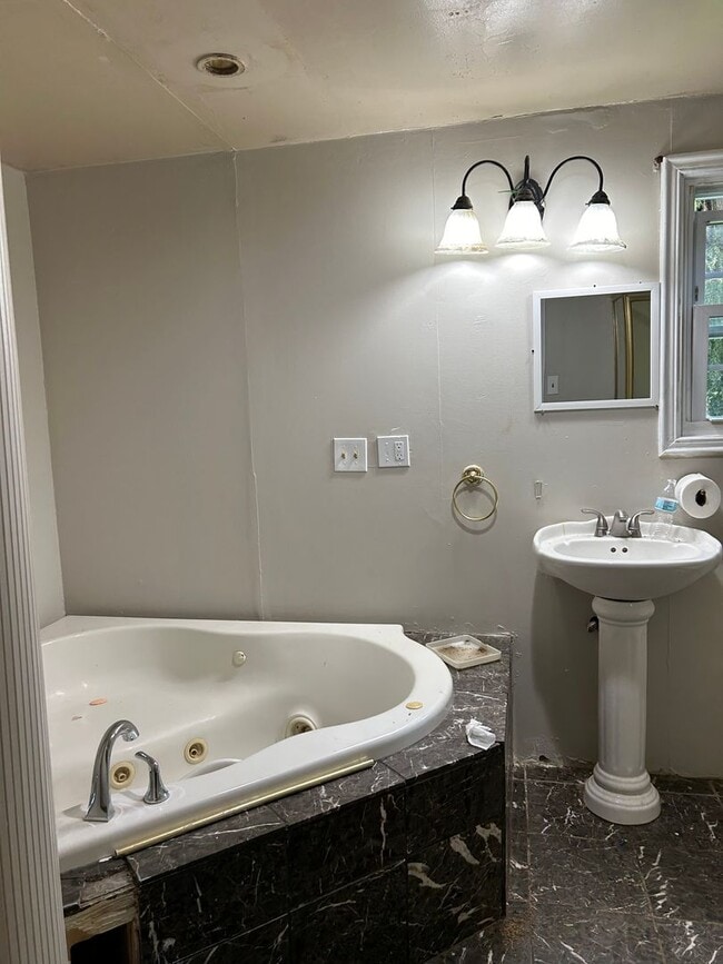 Building Photo - Lovely Home! Spacious home! Large front & back yard! Garage!