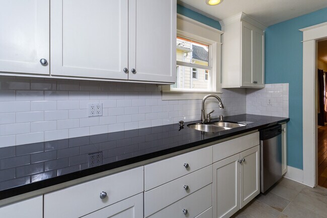 Building Photo - Updated and Fresh 3  Bedroom 2 Bath in Des...