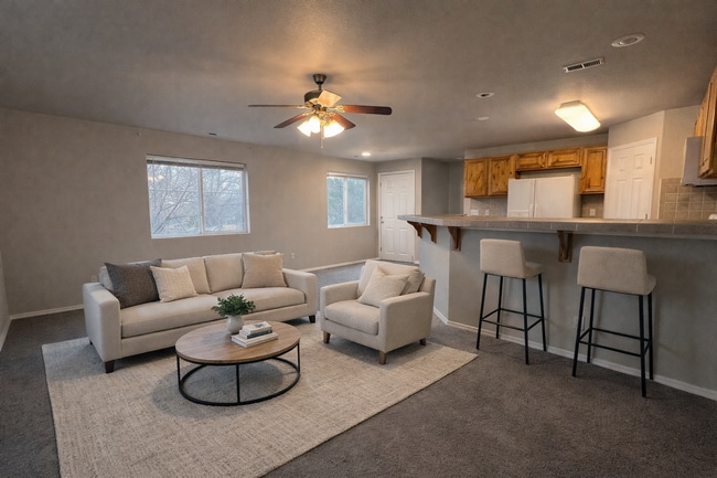 Building Photo - 3 Bedroom Duplex Near Downtown Available!