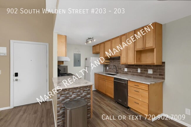 Building Photo - 902 S Walden St