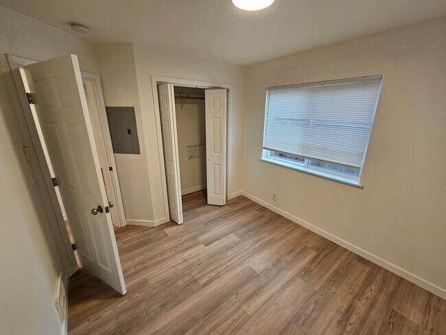 Building Photo - 1580fe