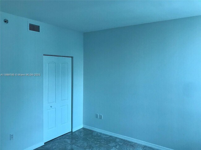 Building Photo - 950 Brickell Bay Dr