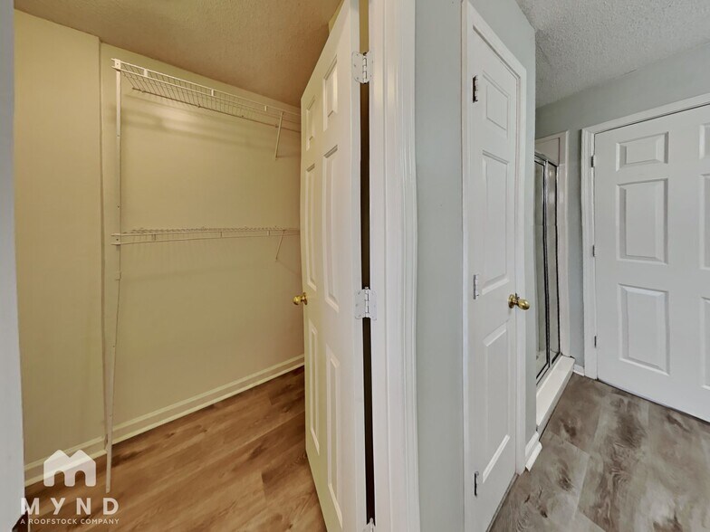 Building Photo - 3806 Sungrove Cir E