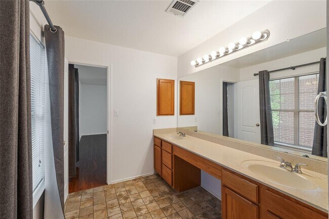 Building Photo - 11413 Kingsgate Dr