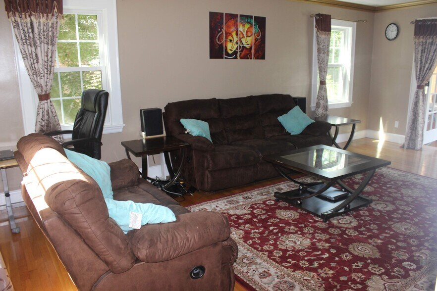 Living room - 8 Park Ave