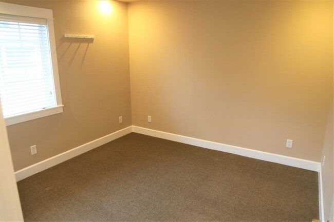 Building Photo - 4 bed/2 bath 1000 feet From Monroe