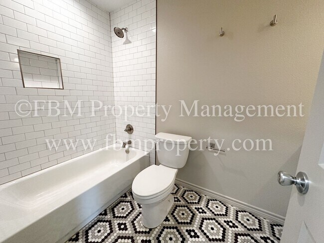 Building Photo - Hidden Creek Townhomes, Unit 311 - $500 OFF at Move-in!! Gorgeous 2 Bedroom, 2 Bathroom Townhome ...