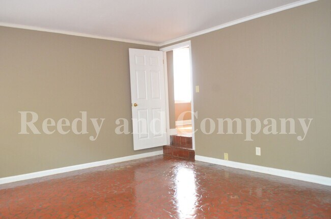 Building Photo - FIRST MONTH FREE; Adorable Duplex in Cross...