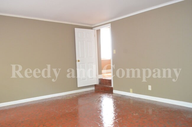 Building Photo - FIRST MONTH FREE; Adorable Duplex in Crosstown Area!