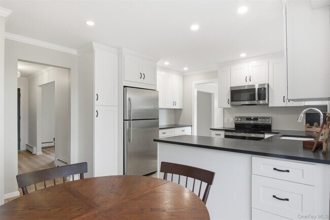 Building Photo - 14 Flax Pond Woods Rd