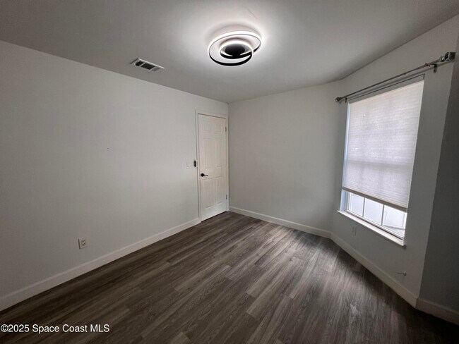 Building Photo - 377 Myrtlewood Rd