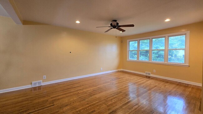 Building Photo - 5319 Frosthoffer Ave