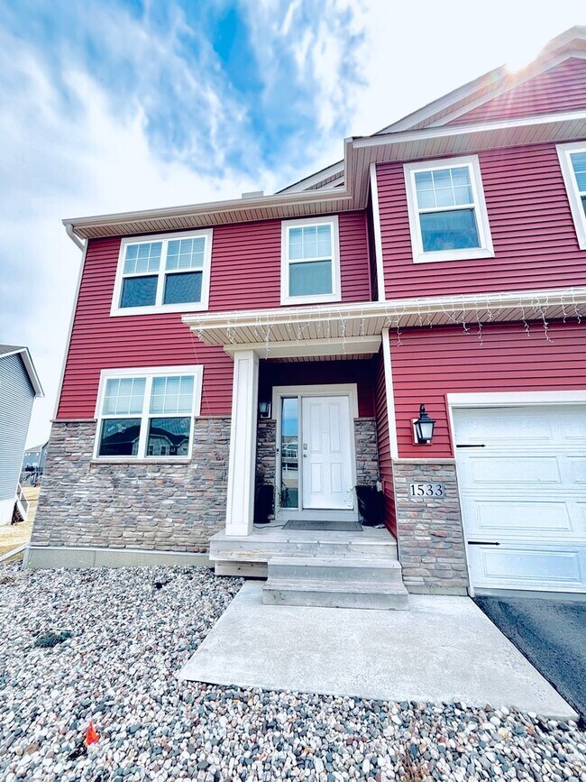 Building Photo - Solar Home!  Beautiful 4bed/3bath Single Family Home in Shakopee