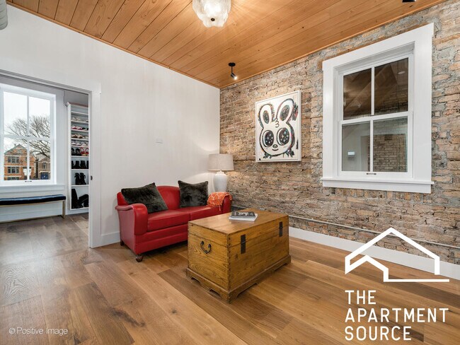 Building Photo - 2140 N Oakley Ave
