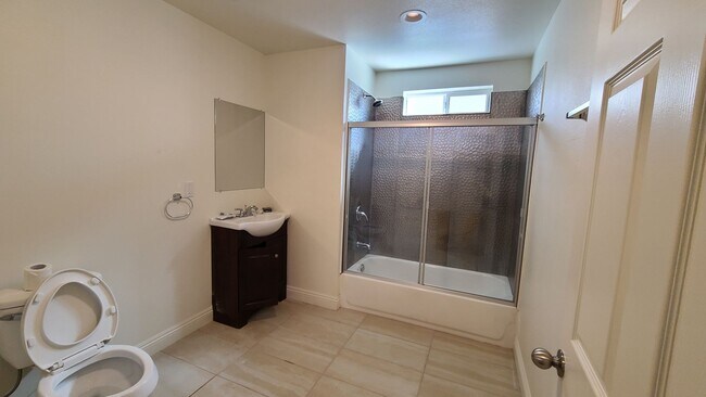 Building Photo - 812 E 76th Pl