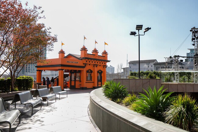 Building Photo - 612 Flower St