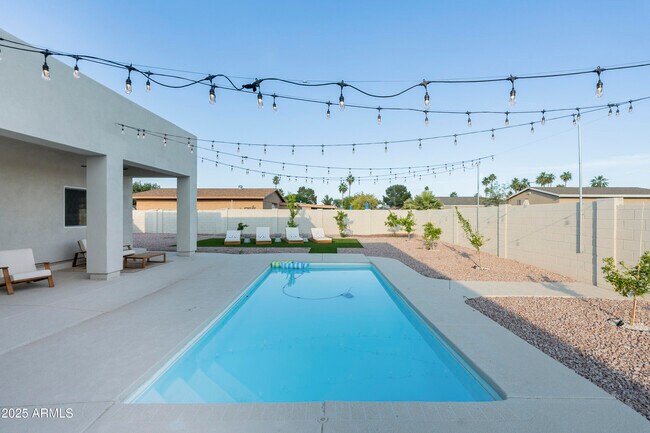 Building Photo - 5049 E Shaw Butte Dr
