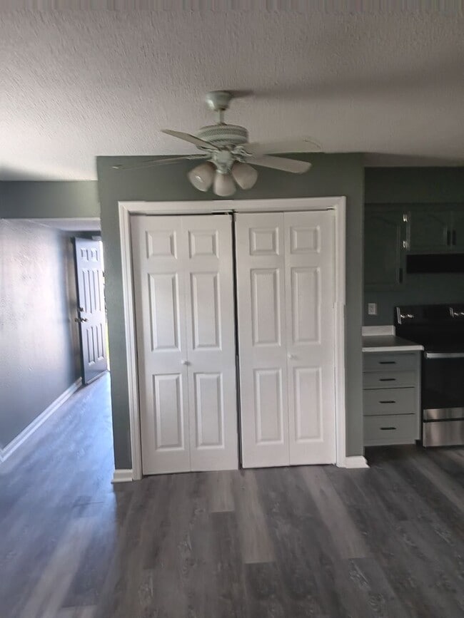 Building Photo - Spacious 3-bedroom, 1.5-bath townhome available