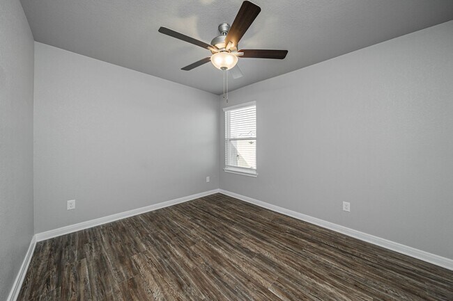 Building Photo - Bright & Cozy Home