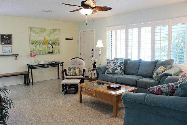 Living - 3605 Iroquois Ave