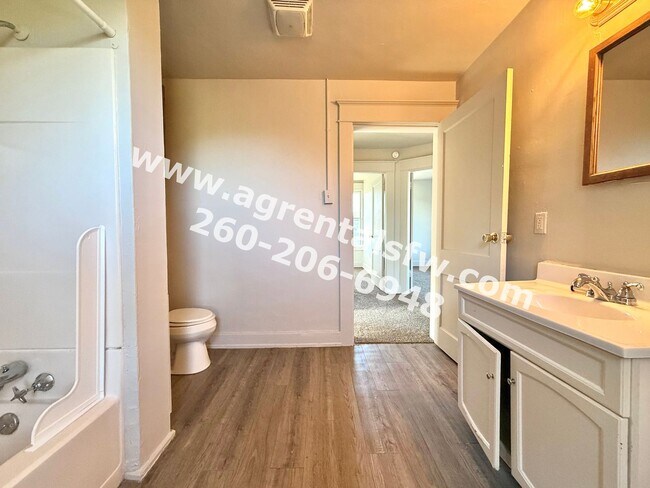 Building Photo - 3 Bedroom House
