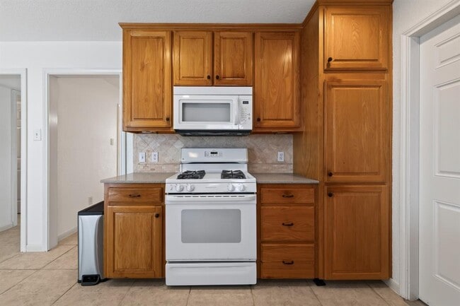 Building Photo - 1202 Knollpark Cir