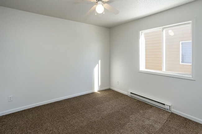 Building Photo - 3 Bedroom, Single-story Townhomes for rent...