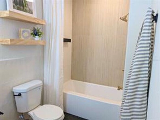 Building Photo - Fully remodeled and designer-decorated unit, 7 months to 1 year lease available.