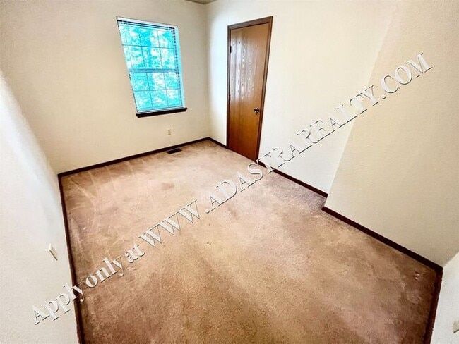 Building Photo - Spacious Duplex in Lee's Summit-Available ...