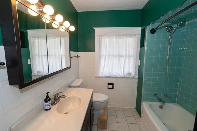 Building Photo - Near Northwest Neighborhood in South Bend 4 bedroom Craftsman style 2-story