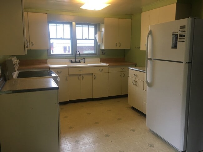 Building Photo - 2 bedroom, 1 bath Bungalow - Available Now!