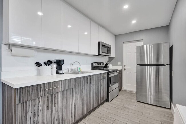 Building Photo - 906 N Riverside Dr