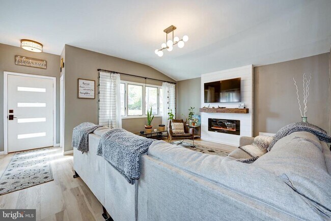 Building Photo - 325 Juniper Dr