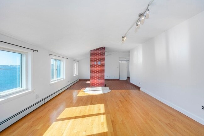 Building Photo - 789 Shirley St