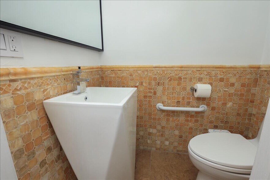 Powder Room - 2350 Malcolm Ave